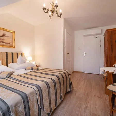 Bed and breakfast & Restauracja Admiral 2*