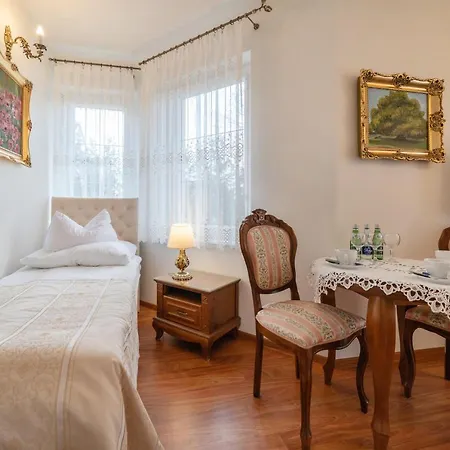 & Restauracja Admiral فندق مبيت وإفطار ياستارنيا
