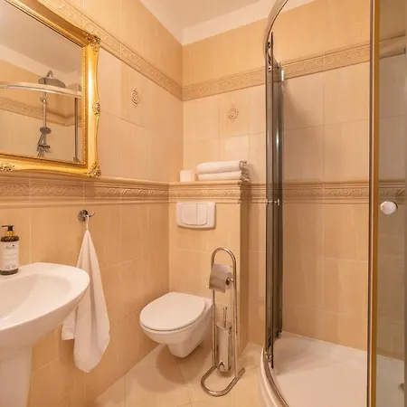 & Restauracja Admiral فندق مبيت وإفطار ياستارنيا