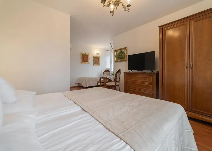 & Restauracja Admiral 亚斯塔尔尼亚